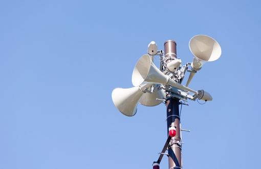 号角扬声器的号角形状和尺寸是如何影响其性能的？