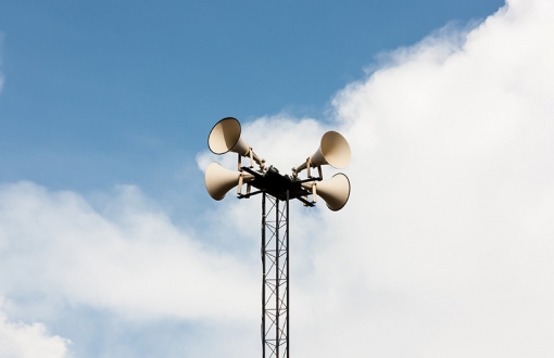 号角扬声器的频率响应范围是多少？